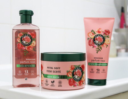 La nouvelle gamme Herbal Essences Douceur de Rose pour des cheveux soyeux