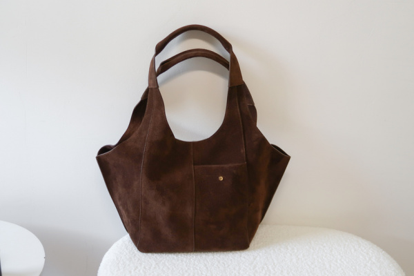 Zoom sur le sac Parachute Small Suède Chocolat RSVP Paris