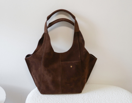Zoom sur le sac Parachute Small Suède Chocolat RSVP Paris