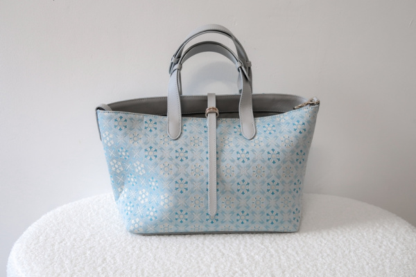 Sac Floral Tote Bag de Silkyhaus : mon avis sur ce sac en soie et cuir au luxe discret